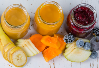 Frische Fruchtsäfte und Obst im Glas auf rustikalem Tisch, Obst.