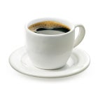 Tasse schwarzen Kaffee auf weißem Teller