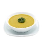 Schüssel mit cremiger Suppe, garniert mit frischen Kräutern.