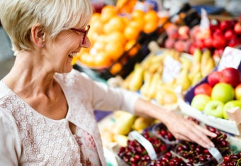 Frau wählt frisches Obst auf dem Markt.