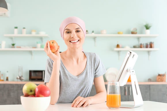 Frau lächelnd mit Apfel
