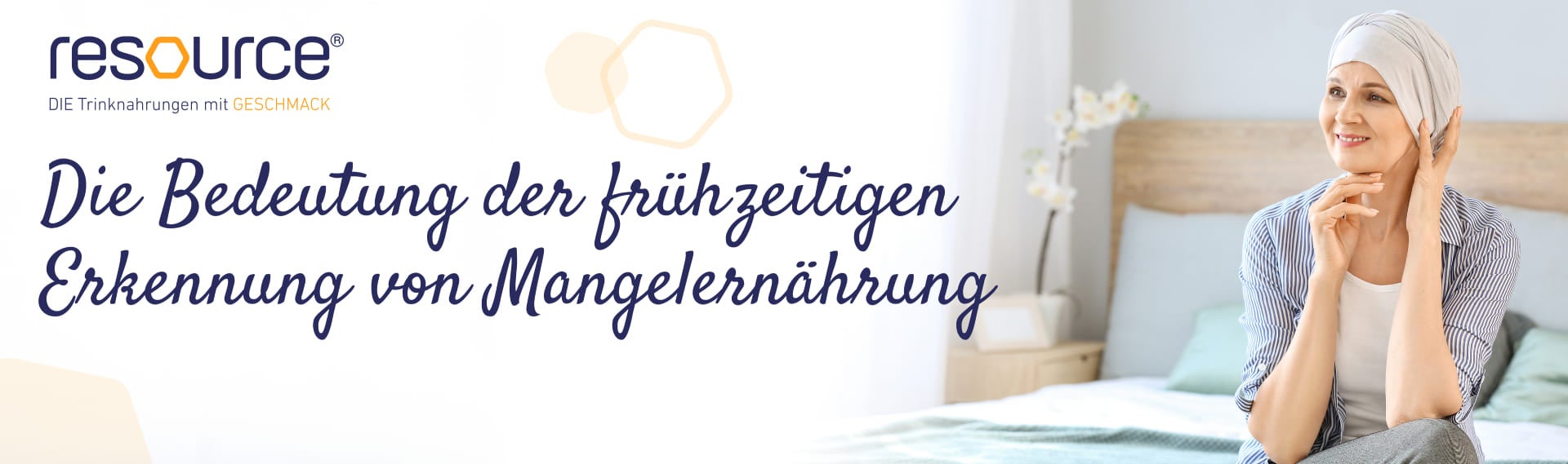 
Die Dame lächelt.