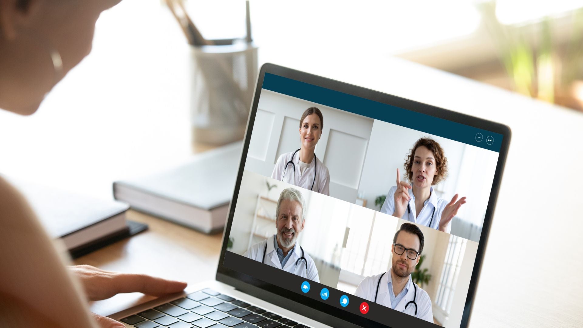 Online-Meeting mit Ärzten auf einem Laptop-Bildschirm
