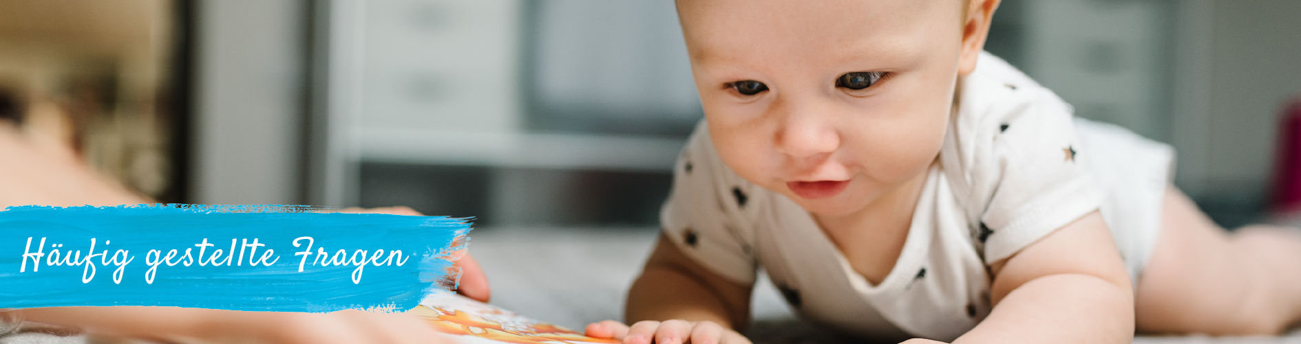 Ein Baby, das nach unten schaut