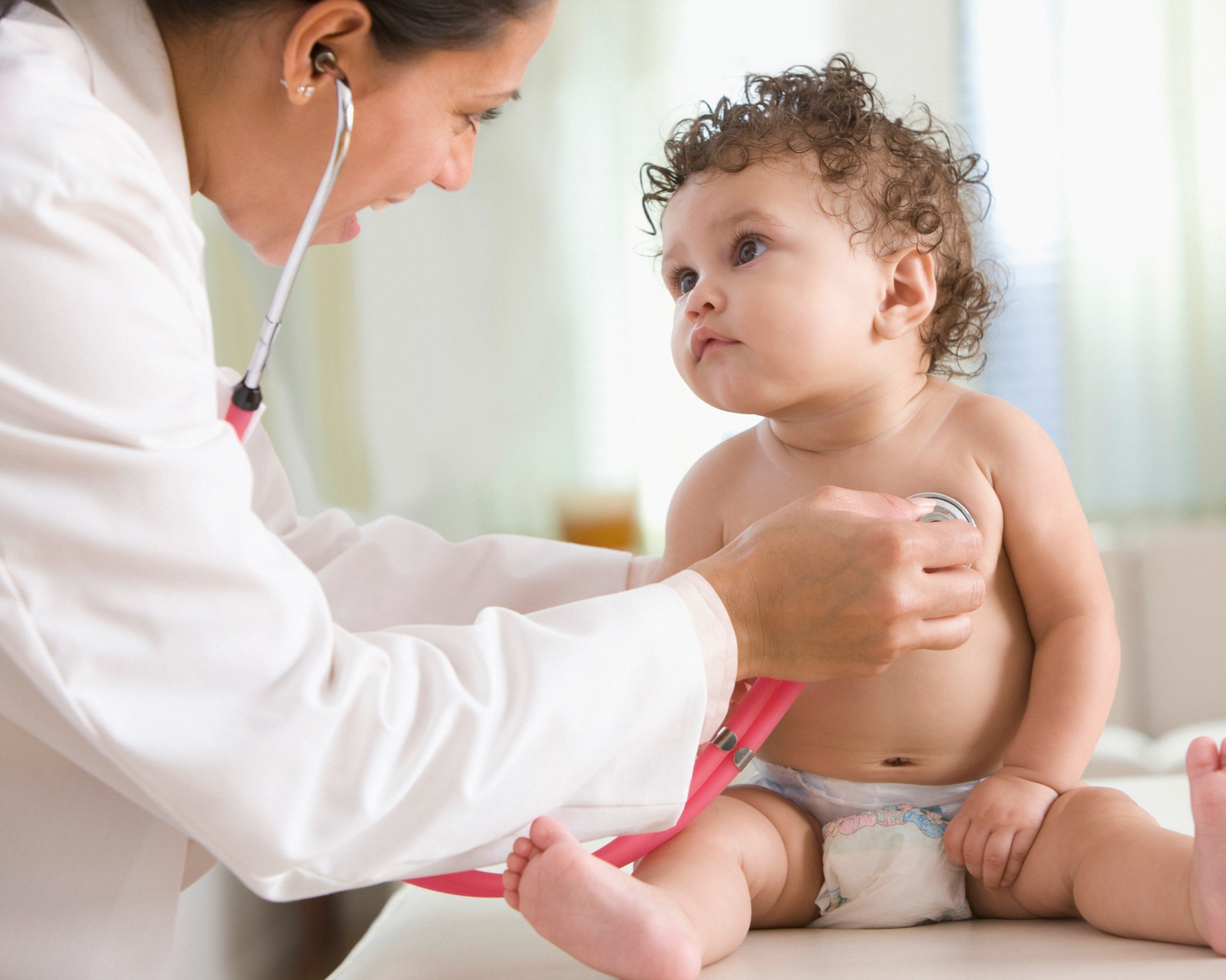 Eine Ärztin, die die Herztöne des Babys hört