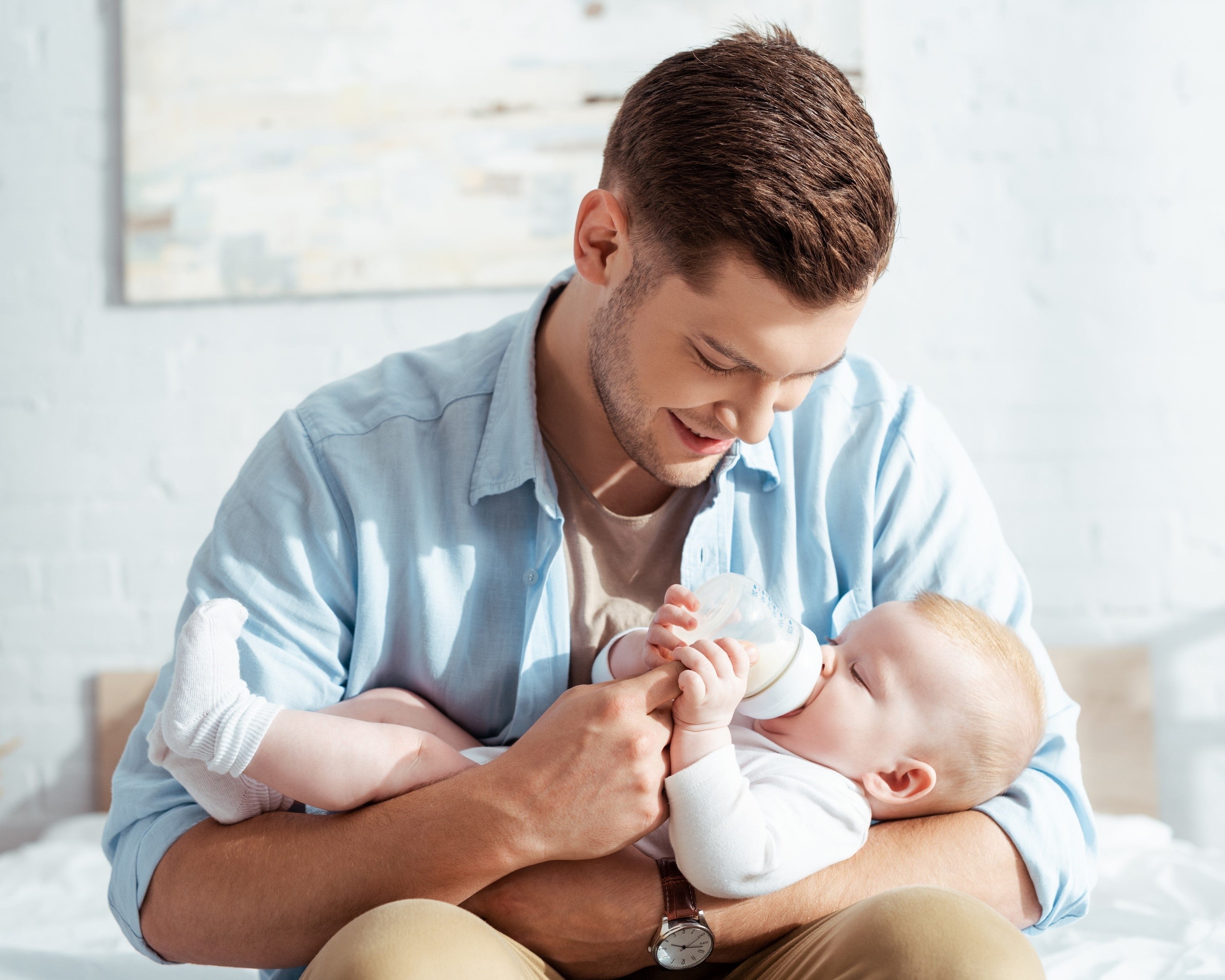 Ein Vater gibt seinem Baby die Flasche