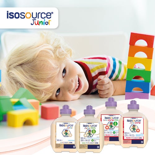 Kleinkind spielt mit Bauklötzen, darunter „Isosource Junior“-Trinknahrungsprodukte.