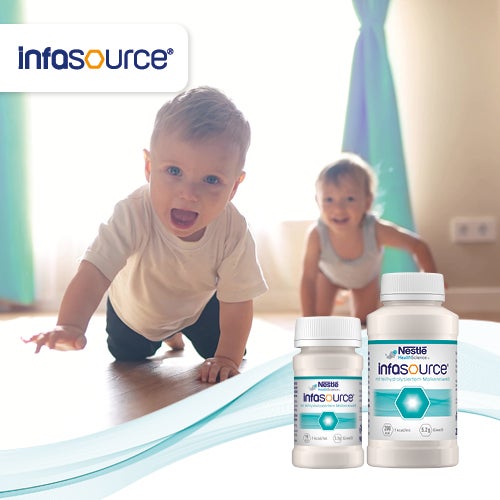 Baby krabbelt im Vordergrund, daneben Produkte von Infosource für Säuglinge.