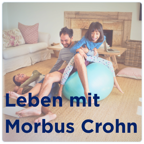 Gruppe spielt in einem Wohnraum mit einem Gymnastikball, Text: Leben mit Morbus Crohn.