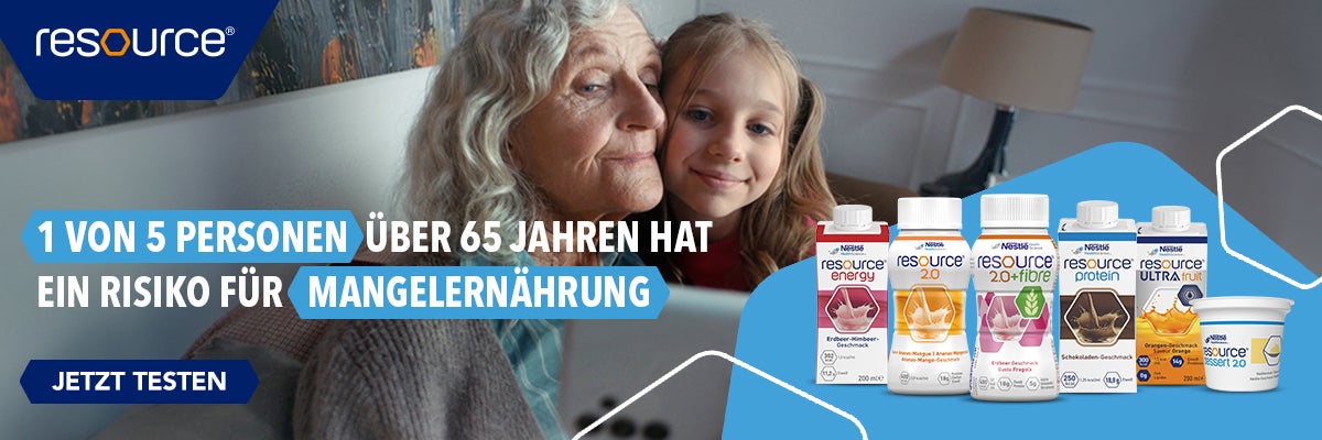 Ein älterer Mensch und ein Kind machen ein Selfie