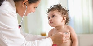 Ärztin-untersucht-Baby