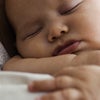 Säugling Vivian mit Kuhmilchproteinallergie schläft